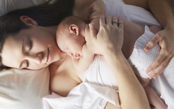 Cum te comporti cu bebelusul tau in primele saptamani de la nastere